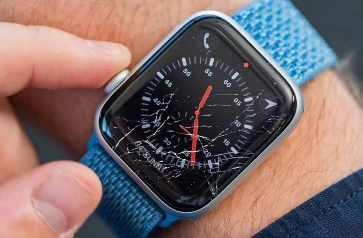 Đồng hồ Apple Watch bị vỡ màn hình (Ảnh: Internet)