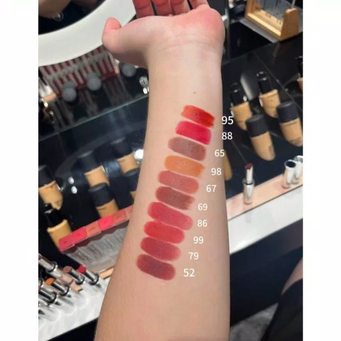 Một số màu son trong bộ sưu tập MAC Locked Kiss 24h Lipstick (Nguồn Internet) Một số màu son trong bộ sưu tập MAC Locked Kiss 24h Lipstick (Nguồn Internet)