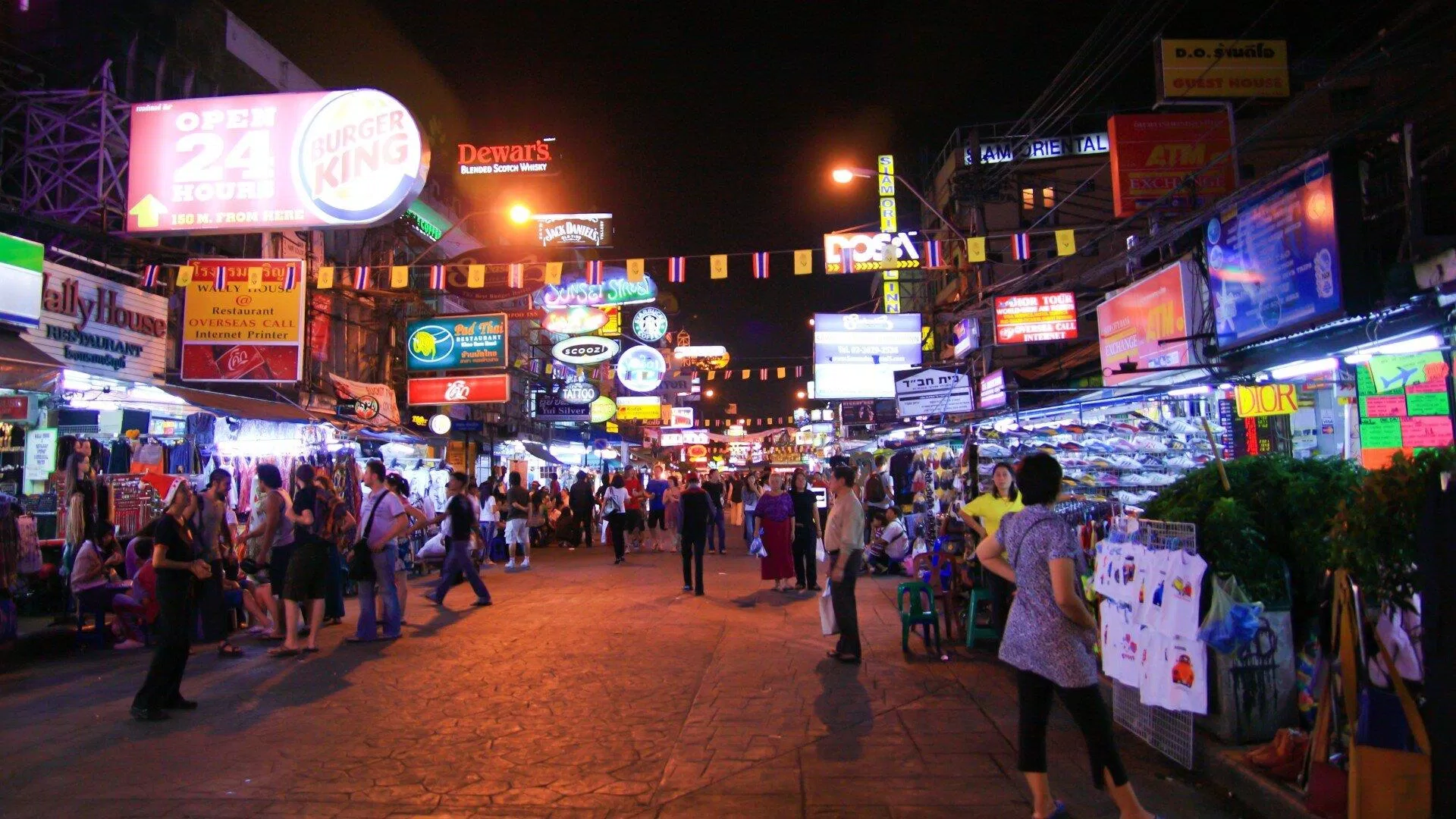 Cuộc sống về đêm nhộn nhịp tại Khao San. Ảnh: Internet.