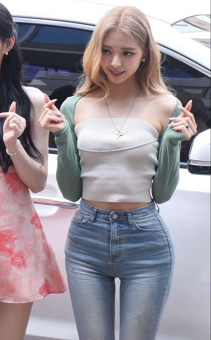 Yuna lại lần nữa làm dậy lên làn sóng dư luận về thân hình của cô nàng khi cô sở hữu một chiều cao ấn tượng là 1m70 và thân hình chuẩn đồng hồ cát hiếm có.