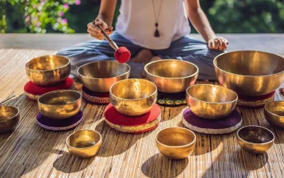 Chén kim loại được dùng để tạo ra âm thanh (Ảnh: Internet) Chén kim loại được dùng để tạo ra âm thanh (Ảnh: Internet)