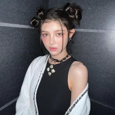 Thành viên Danielle - thành viên lai giữa hai dòng máu Hàn và Úc.