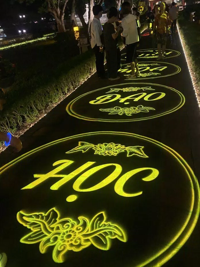 Con đường Tinh Hoa Đạo Học. (Ảnh: Kim Cúc)