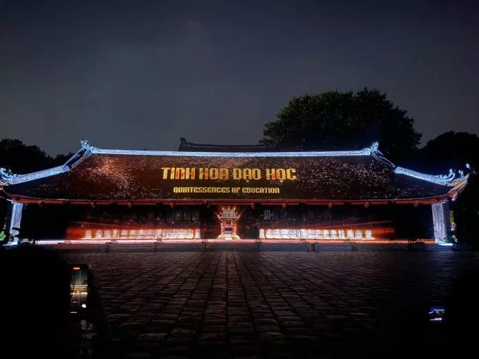 Tour đêm văn miếu. (Ảnh: Kim Cúc)