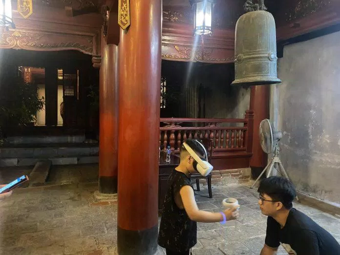 Trải nghiệm viết thư pháp bằng công nghệ. (Ảnh: Kim Cúc)