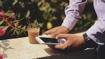 Dùng điện thoại có khiến nam giới bị vô sinh? (Ảnh: Internet) Dùng điện thoại có khiến nam giới bị vô sinh? (Ảnh: Internet)