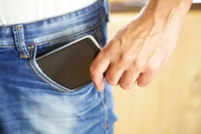 Để điện thoại trong túi quần không ảnh hưởng đến tinh trùng (Ảnh: Internet) Để điện thoại trong túi quần không ảnh hưởng đến tinh trùng (Ảnh: Internet)