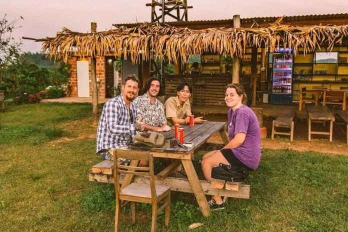 Du khách nước ngoài thích thú khi đến East Hill Phong Nha. Nguồn: internet Du khách nước ngoài thích thú khi đến East Hill Phong Nha. Nguồn: internet