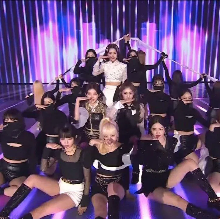 trong khi tất cả vũ công và các thành viên còn lại đều mặc đồ đen thì Wonyoung diện nguyên bộ đồ trắng khiến cho cô nàng thêm nổi bật.