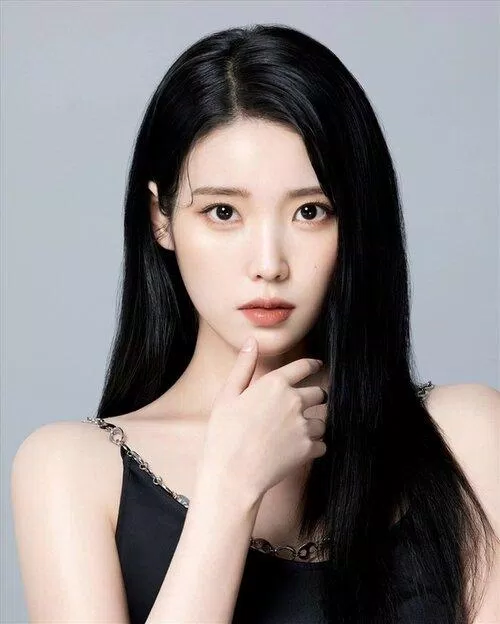 Với hàng loạt giải thưởng lớn nhỏ không chỉ trong âm nhạc mà còn là ở phim truyền hình giúp cô trở thành một trong những idol Kpop thành công nhất.