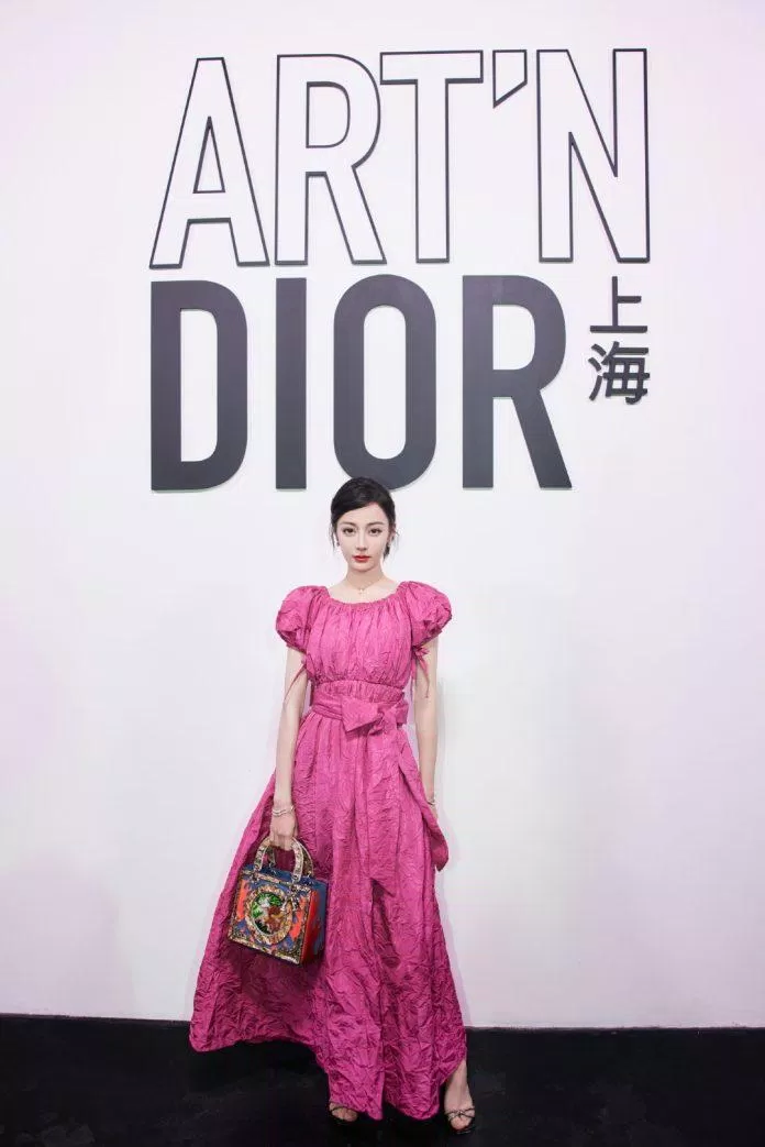 Những thiết kế Dior đôi khi rất kén người mặc bởi những chi tiết rườm rà và màu sắc rực rỡ. Địch Lệ Nhiệt Ba thực sự thành công cân được bộ trang phục đầy thử thách đến từ nhà mốt nổi tiếng thế giới này (Nguồn: Internet)