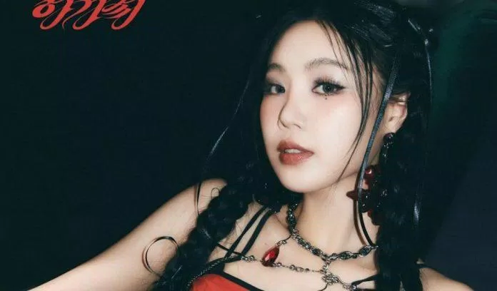 Nhưng vì scandal bạo lực học đường năm xưa mà nhiều người vẫn không chấp nhận việc cô nàng trở lại, họ cho rằng cô nàng đang không biết hỗi lỗi về sai lầm của mình trong quá khứ