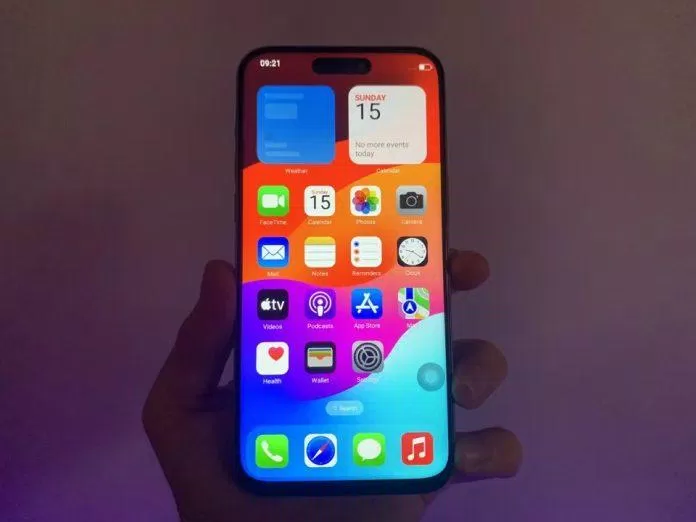Giao diện người dùng tương tự như iOS của Apple. Các chi tiết tinh tế, chẳng hạn như căn chỉnh văn bản trên ứng dụng Lịch