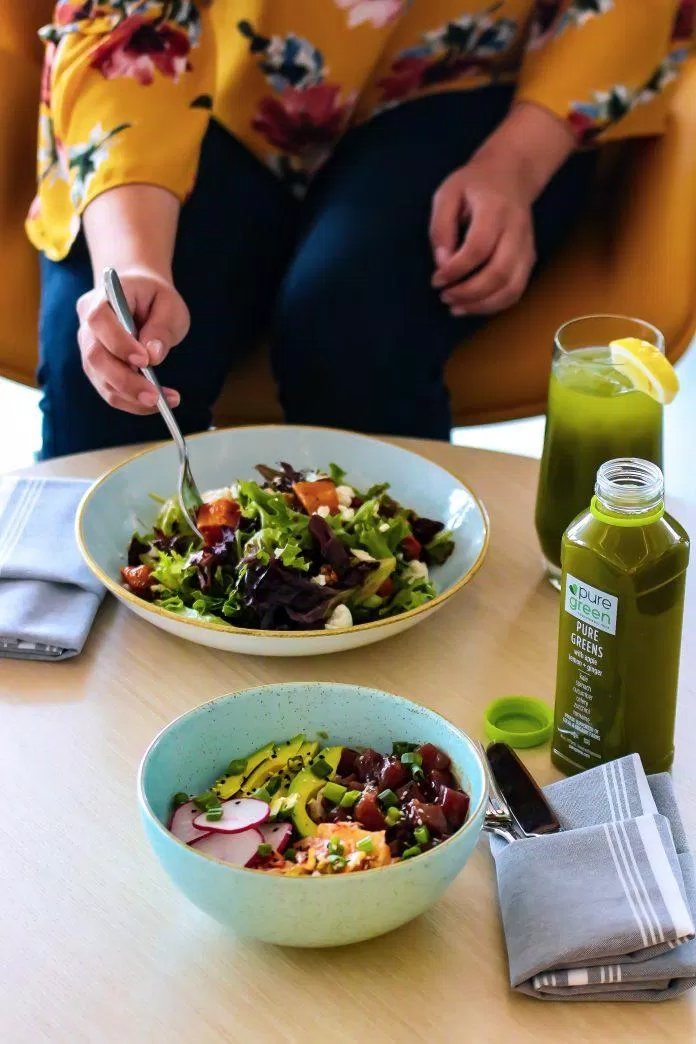 Có thể dễ dàng hơn để ăn uống lành mạnh hơn trong suốt cả tuần - giữa việc mang bữa trưa đi làm và nấu ăn ở nhà. (Nguồn: Internet)