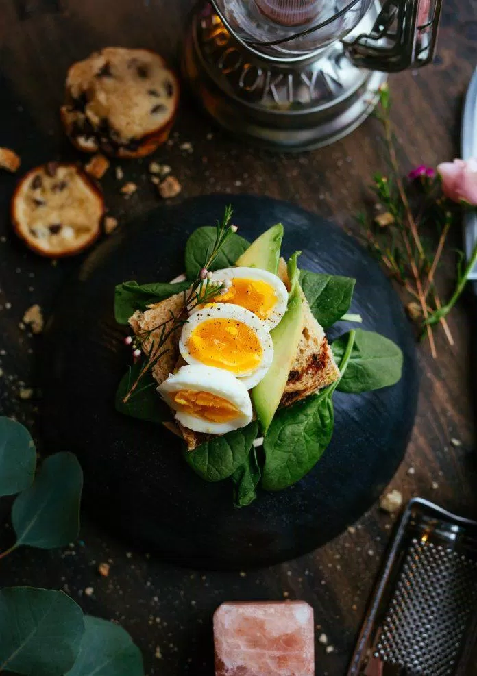 Hãy nghĩ đến việc đưa trứng vào bữa sáng của mình. Cho dù là luộc hay xào, trứng đều chứa nhiều protein và chắc chắn sẽ khiến bạn no cho đến bữa trưa. (Nguồn: Internet)