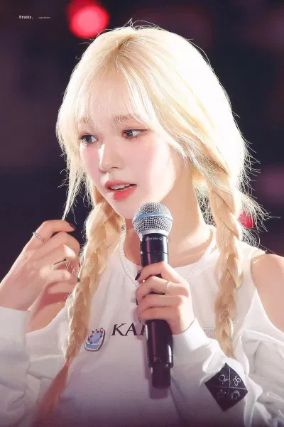 Tuy nhiên Karina đẹp là thế nhưng nữ thần tượng lại khiến fan phải tá hỏa sau khi tẩy tóc thì tóc của Karina không còn chắc khỏe như thuở ban đầu mà trở nên gãy xơ.