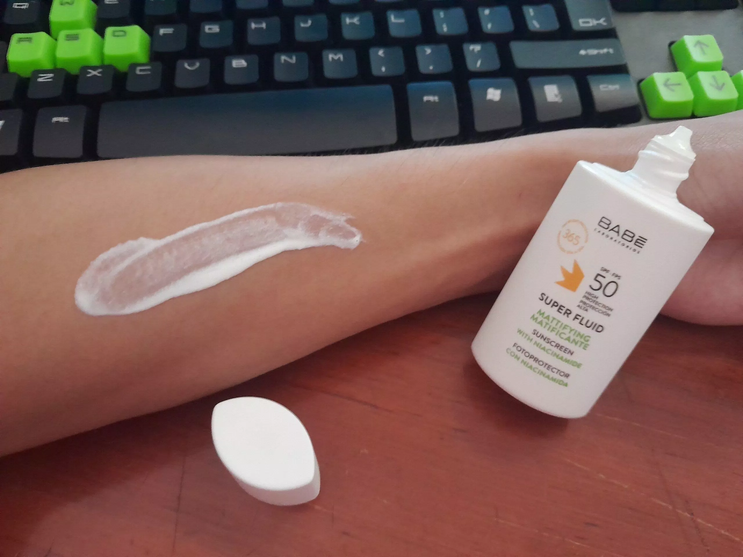 Kết cấu dạng kem lỏng, dễ bôi lên da, không bết dính. Nguồn: BlogAnChoi Kết cấu dạng kem lỏng, dễ bôi lên da, không bết dính. Nguồn: BlogAnChoi