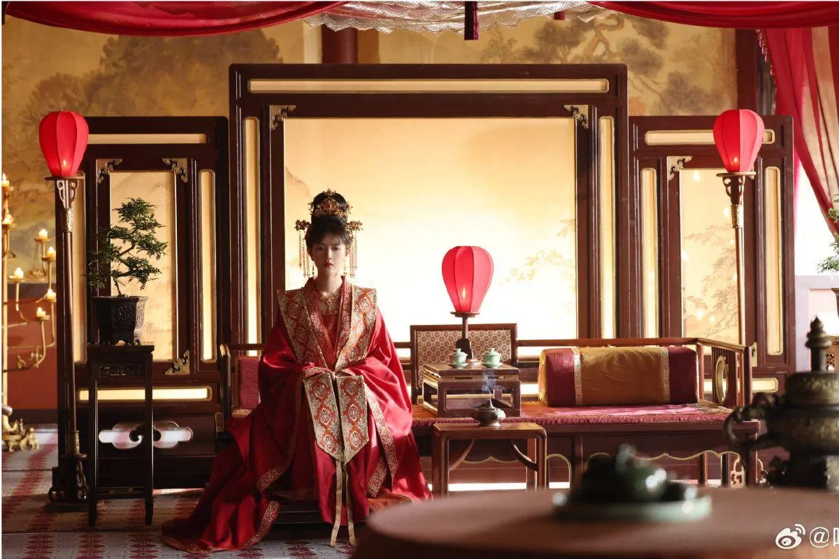 Khi Thẩm Giới cùng Vương phi tại đại đường hoàn thành hôn lễ. Nàng lại chỉ có thể ngồi trong phòng một mình đau lòng thương tâm. Nguồn: Internet