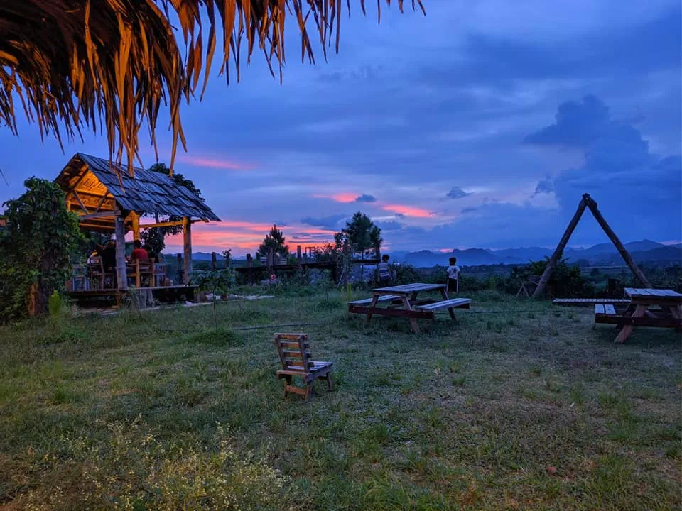 Khung cảnh hoàng hôn thơ mộng tại East Hill Phong Nha. Nguồn: internet