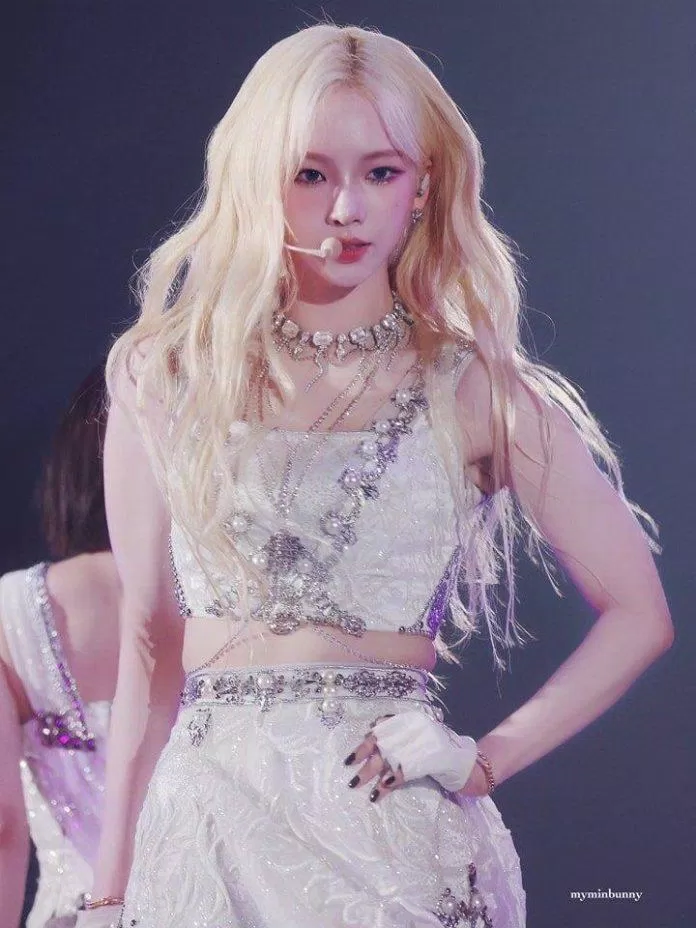 . Vốn sở hữu gương mặt tựa như đồ họa AI, đẹp đến vô thực nên khi thử sang màu tóc nhuộm sáng thi cô nàng lại càng thêm nổi bật