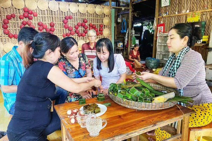 Trải nghiệm làm bánh dân gian tại Cồn Sơn (Ảnh: Internet) Trải nghiệm làm bánh dân gian tại Cồn Sơn (Ảnh: Internet)