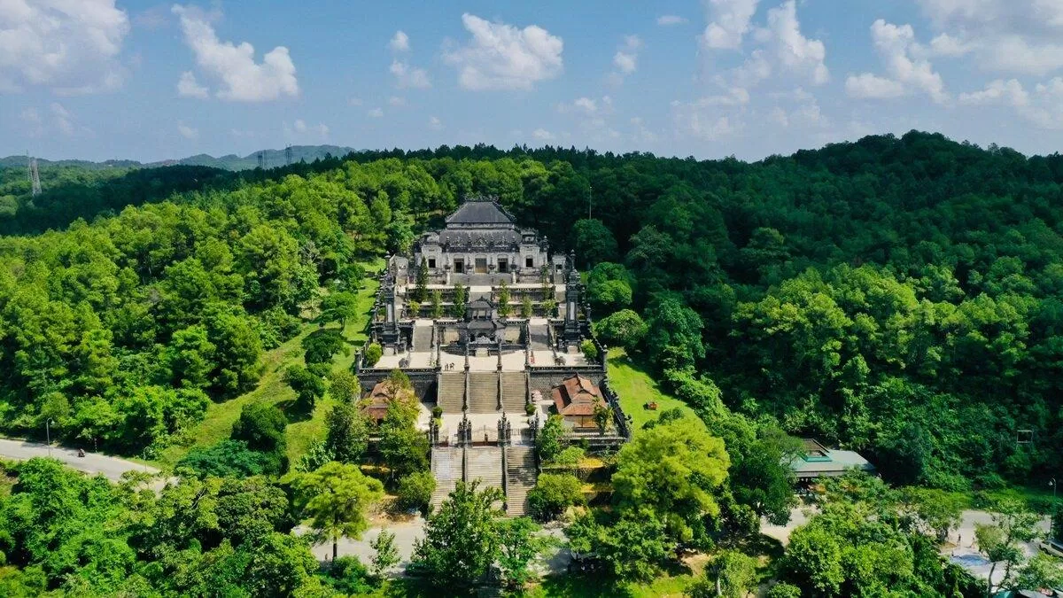 Toàn cảnh Lăng Khải Định với núi non trùng điệp uy nghi (Ảnh: Internet) Toàn cảnh Lăng Khải Định với núi non trùng điệp uy nghi (Ảnh: Internet)