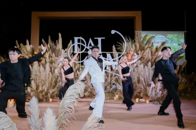 Oải Cả Chưởng: Lê Dương "Diệu" Lâm biểu diễn ở đám cưới Puka - Gin Tuấn Kiệt (Ảnh: Internet) Oải Cả Chưởng: Lê Dương "Diệu" Lâm biểu diễn ở đám cưới Puka - Gin Tuấn Kiệt (Ảnh: Internet)