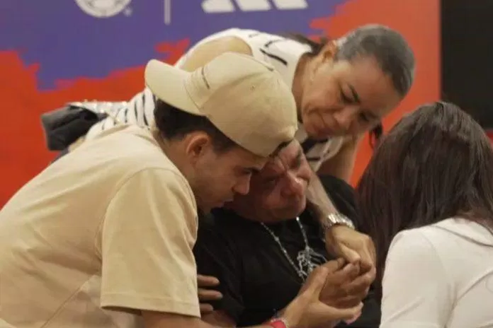Cha con Diaz ôm nhau khóc sau khi đoàn tụ (nguồn ảnh: Internet)