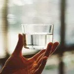 Hãy nhớ rằng, sức khỏe của bạn gắn liền với chất lượng nước bạn tiêu thụ. (Nguồn: Internet)