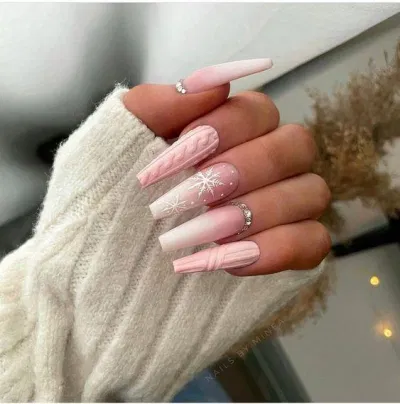 Nail vẽ nổi cùng hình bông tuyết trắng Nail vẽ nổi cùng hình bông tuyết trắng