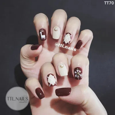 Mẫu nail noel màu đỏ