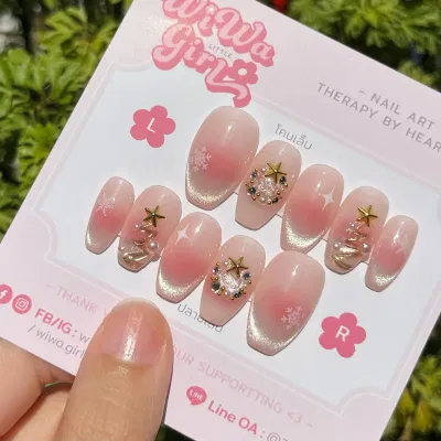 Mẫu nail noel sang chảnh với tone màu hồng thạch và mắt mèo kim cương Mẫu nail noel sang chảnh với tone màu hồng thạch và mắt mèo kim cương