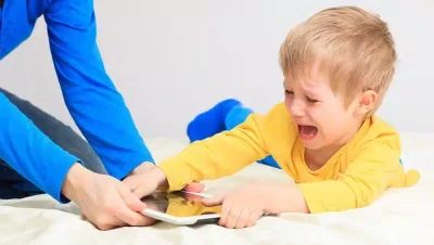 Nghiện điện thoại gây ảnh hưởng đến sức khỏe (Ảnh: Internet)