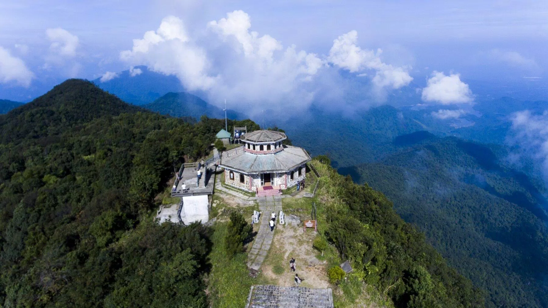 Toàn cảnh núi Bạch Mã đơn độc (Ảnh: Internet) Toàn cảnh núi Bạch Mã đơn độc (Ảnh: Internet)