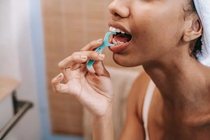 Dùng chỉ nha khoa giúp bạn làm sạch kẽ răng để loại bỏ những mảnh vụn bị mắc kẹt. (Nguồn: Internet)