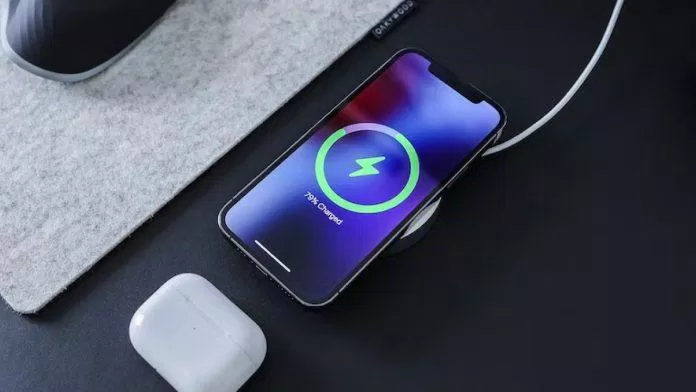 iPhone được sạc không dây với bộ sạc MagSafe (Ảnh: Internet) iPhone được sạc không dây với bộ sạc MagSafe (Ảnh: Internet)