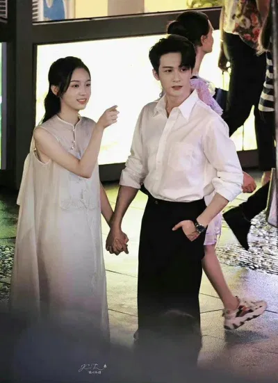 Đàn Kiện Thứ và Châu Dã "tình bể bình" tại hậu trường phim (Ảnh: Internet)