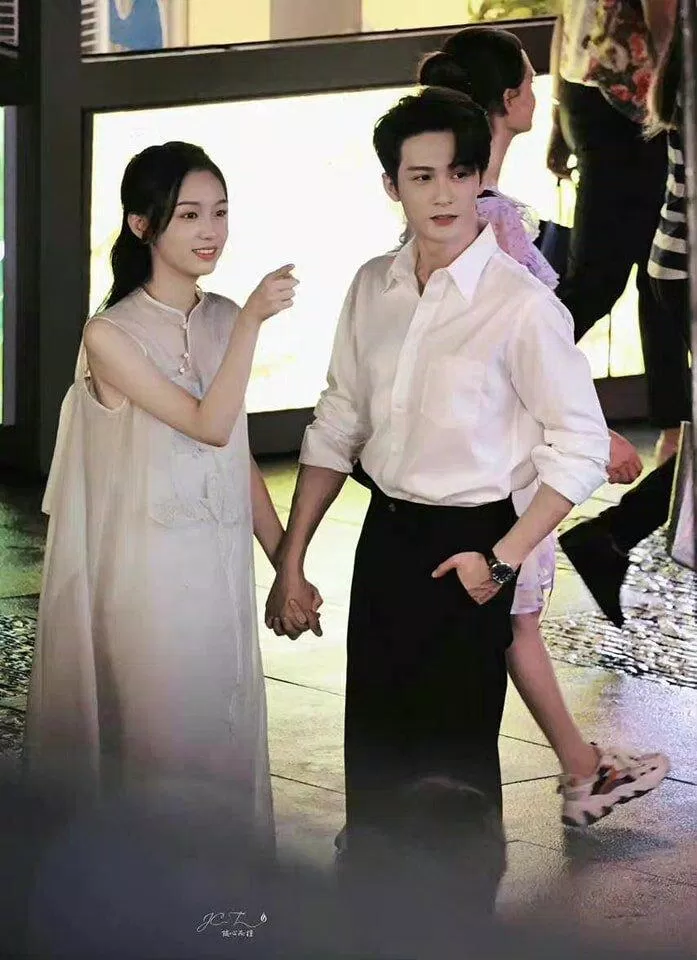 Đàn Kiện Thứ và Châu Dã "tình bể bình" tại hậu trường phim (Ảnh: Internet)