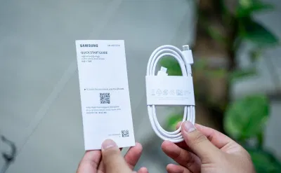 Trong hộp của máy bao gồm: sách hướng dẫn sử dụng, cây lấy sim và cáp sạc (Ảnh: Internet)