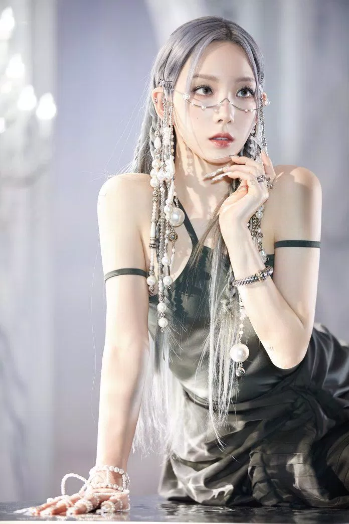 trong MV "INVU" , người hâm mộ đã được chứng kiến một mái tóc màu bạch kim khiến Taeyeon trở nên giống như một tiên nữ giáng trần.