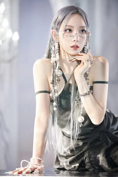 trong MV "INVU" , người hâm mộ đã được chứng kiến một mái tóc màu bạch kim khiến Taeyeon trở nên giống như một tiên nữ giáng trần.