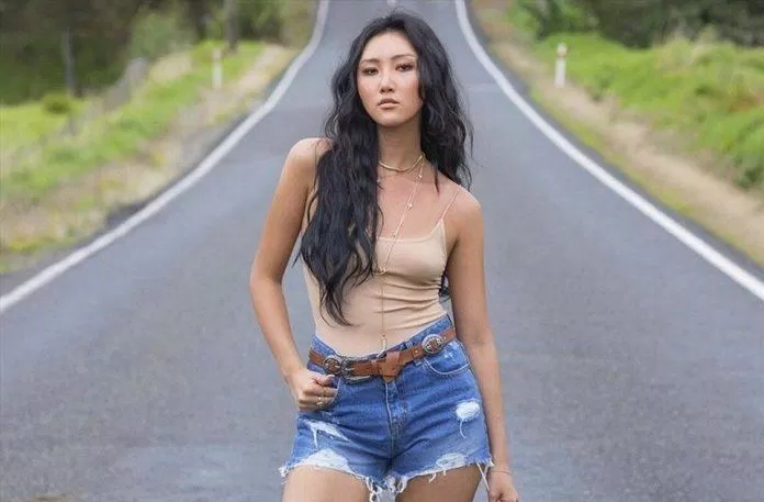 cô nàng luôn xuất hiện trước công chúng với hình ảnh làn da nâu quyến rũ với oufit sexy và nổi bật nhất là thần thái sang chảnh, tự tin, bất chấp cái nhìn của dư luận.