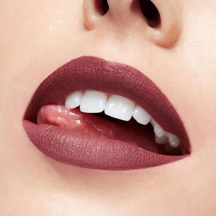 Son MAC Locked Kiss 24h Lipstick 52 Vixen Màu Tím Hồng (Nguồn Internet)