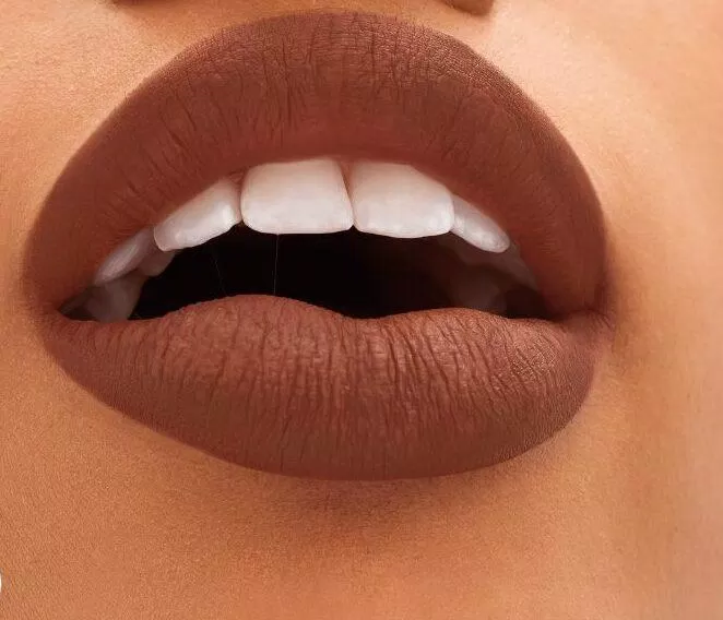 Son MAC Locked Kiss 24h Lipstick 65 Posh Màu Nâu Cam Đất (Nguồn Internet)