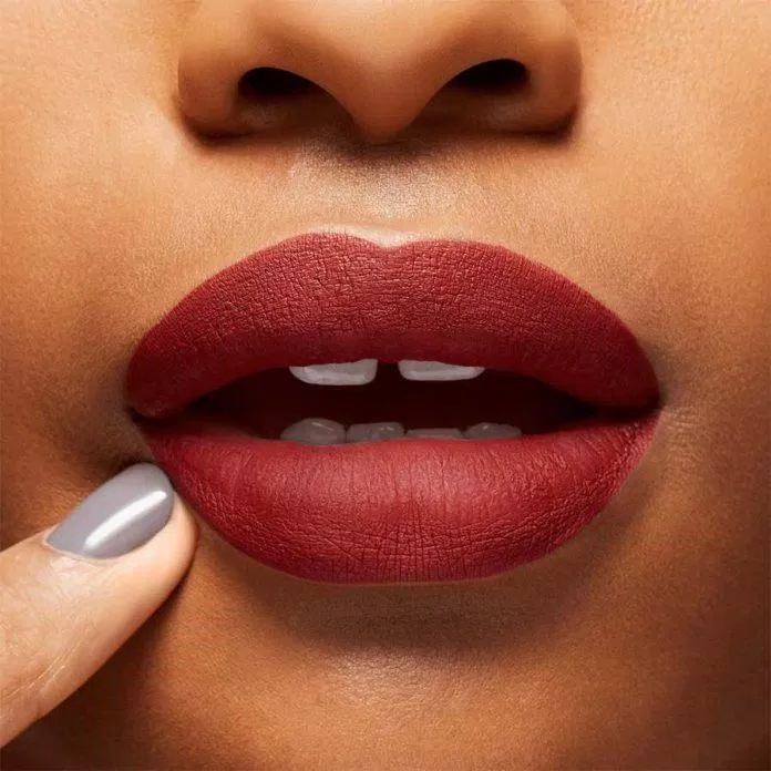 Son MAC Locked Kiss 24h Lipstick 85 Poncy Màu Đỏ Rượu (Nguồn Internet)