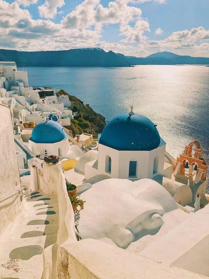 Hòn đảo Santorini đầy mê hoặc ở Hy Lạp nổi tiếng với những tòa nhà quét vôi trắng, cảnh hoàng hôn tuyệt đẹp và làn nước trong vắt. (Nguồn: Internet)