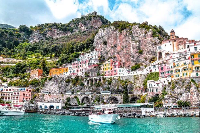 Ẩn mình trên bờ biển phía nam nước Ý,bờ biển Amalfi là một dải bờ biển ngoạn mục rải rác với những ngôi làng đầy màu sắc và những vách đá ấn tượng. (Nguồn: Internet)