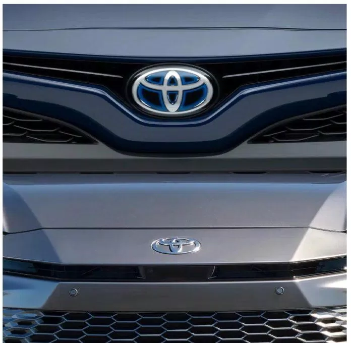 So sánh logo Toyota Camry 2025 và 2018 (Ảnh: Internet) So sánh logo Toyota Camry 2025 và 2018 (Ảnh: Internet)