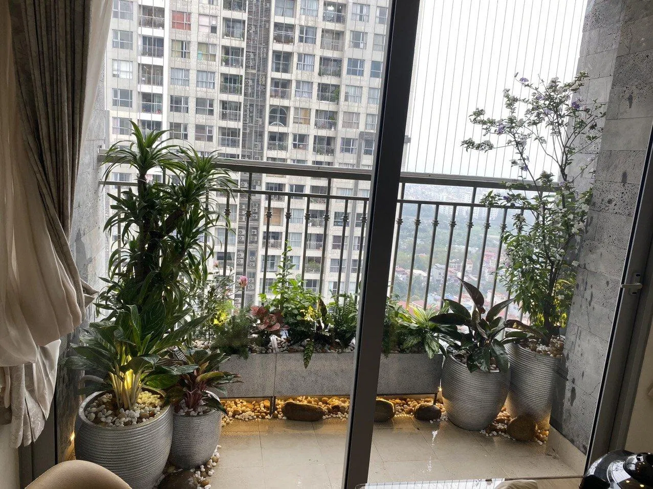 Minh họa trang trí ban công chung cư bắt mắt, sang trọng (ảnh: Internet)