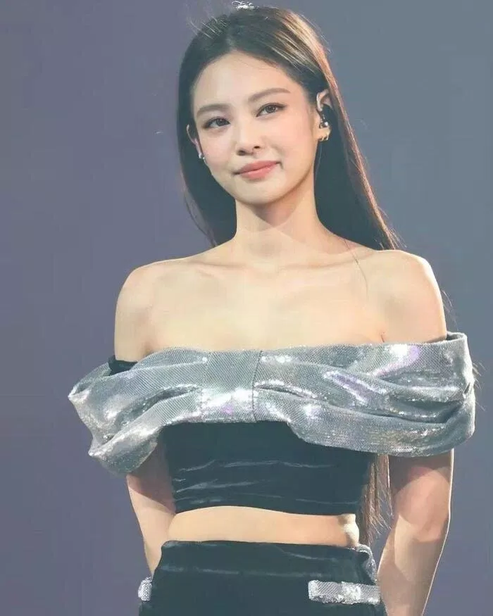 Từ trước đến nay, chính nữ rapper nhà BLACKPINK là người đã đưa phong trào bờ vai móc áo biến thành trend cho giới trẻ học hỏi và luyện tập.